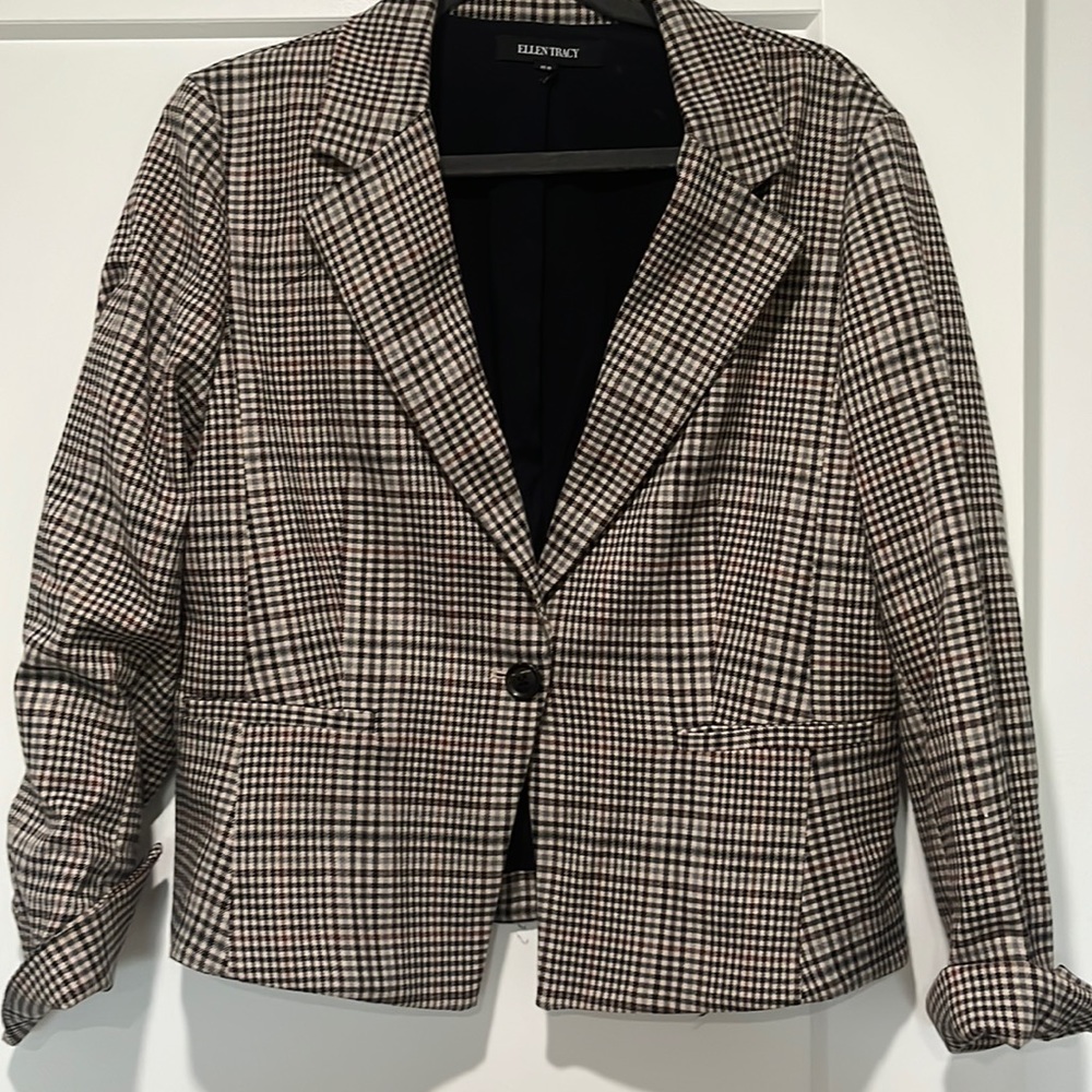 Ellen Tracy black, tan, brown and saje blue houndstooth plaid jacket.